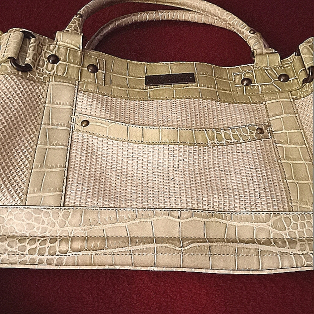 Tre Vero Pale Green and Cream Leather Shoulder Bag.